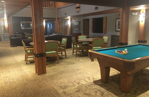 Tulsa Cabina | Spacious lodge with 18 bedrooms, large living area with pool table and more!
