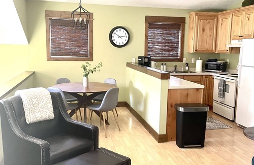 Valley West Apartamento | Amplio apartamento tipo loft con estacionamiento y lavandería