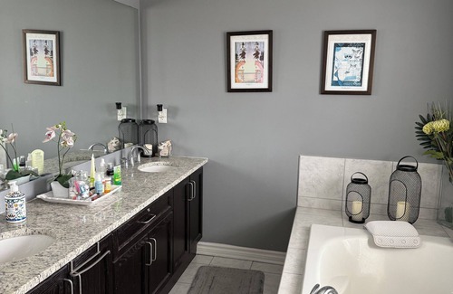 Islington - City Centre West Casa | Spacious Loft-Style Retreat | Private Room in Townhouse!
