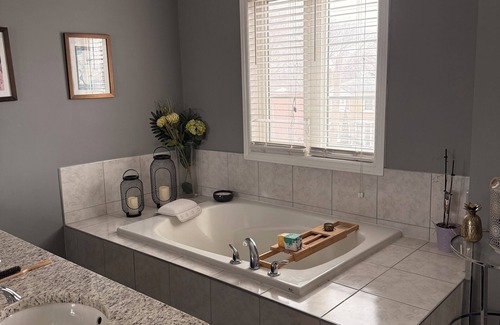 Islington - City Centre West Casa | Spacious Loft-Style Retreat | Private Room in Townhouse!