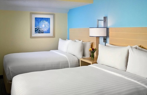 Chesterfield Hotel | Spacious Loft Suite with Fully-equipped Kitchen! W/ Pool & Sports Court Onsite!