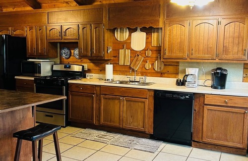 Groveoak Cabina | Spacious Log Cabin at Lake Guntersville