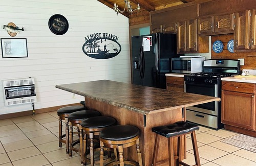 Groveoak Cabina | Spacious Log Cabin at Lake Guntersville