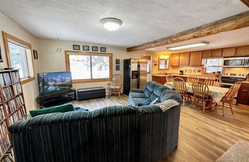 Donnelly Cabina | Spacious Log Cabin, Back Yard Access to Lake Cascade