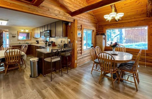 Donnelly Cabina | Spacious Log Cabin, Back Yard Access to Lake Cascade