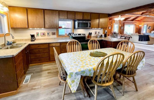 Donnelly Cabina | Spacious Log Cabin, Back Yard Access to Lake Cascade