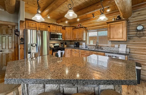 Tamarack Cabina | Spacious Log Cabin Near Tamarack w/ Hot Tub!