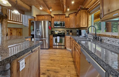 Tamarack Cabina | Spacious Log Cabin Near Tamarack w/ Hot Tub!