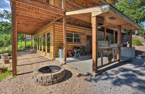 Eureka Springs Casa | Spacious Log Cabin with Fire Pit and Game Room!