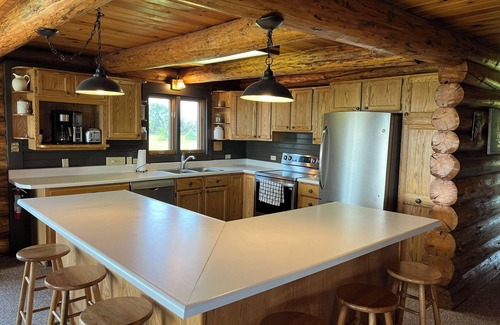 Pierre Cabina | Spacious Log Cabin with Stunning River Views – Private Retreat Close to Pierre