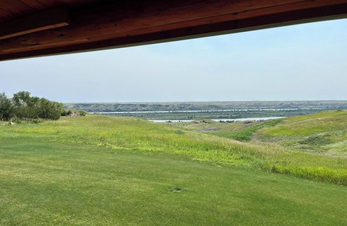 Pierre Cabina | Spacious Log Cabin with Stunning River Views – Private Retreat Close to Pierre