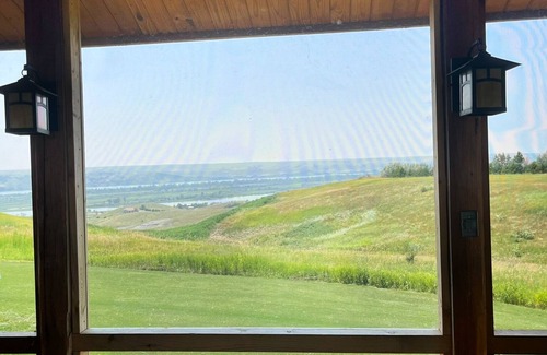 Pierre Cabina | Spacious Log Cabin with Stunning River Views – Private Retreat Close to Pierre