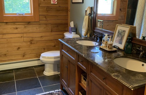 Wilmington Cabina | Spacious log home offering winter mountain views & gorgeous sunrises.