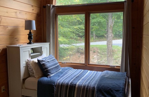 Wilmington Cabina | Spacious log home offering winter mountain views & gorgeous sunrises.