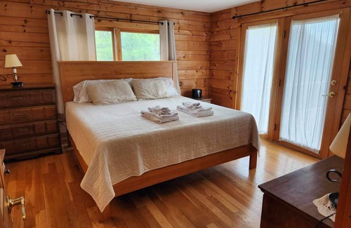 Delhi Casa | Spacious log home on a hill top with an amazing view