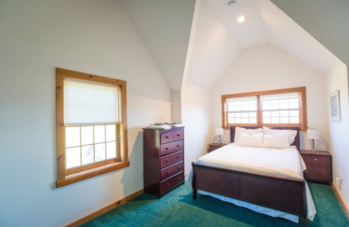 Delhi Casa | Spacious log home on a hill top with an amazing view