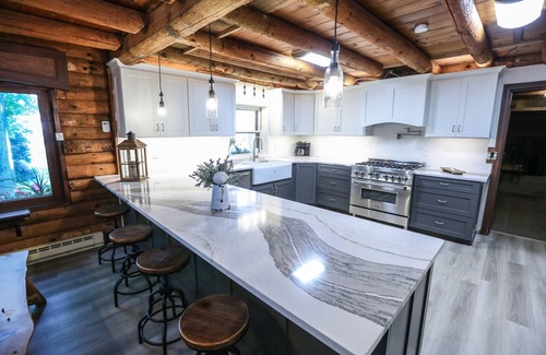 Canandaigua Casa | Espaciosa casa de troncos con vistas al lago Canandaigua! Se aceptan mascotas, capacidad para 12