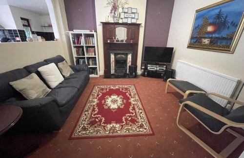 Loxford Apartamento | Spacious London House with Parking