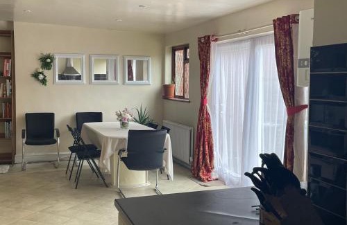 Loxford Apartamento | Spacious London House with Parking