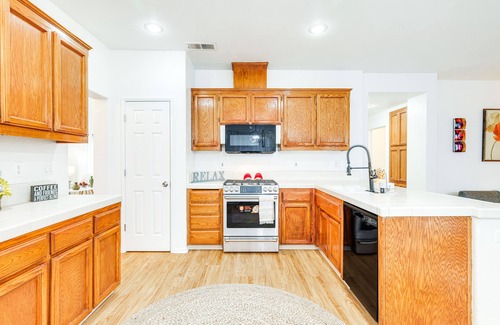 Los Banos Casa | Spacious Los Banos Home w/ Patio - Dogs Welcome!