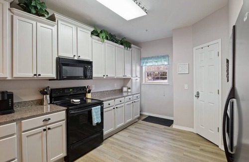 Indian Point Condominio | Spacious Lux Condo>Steps to the Water>4 Min to SDC > Amazing Sunsets