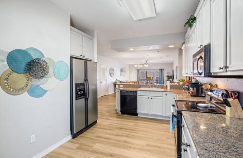 Indian Point Condominio | Spacious Lux Condo>Steps to the Water>4 Min to SDC > Amazing Sunsets