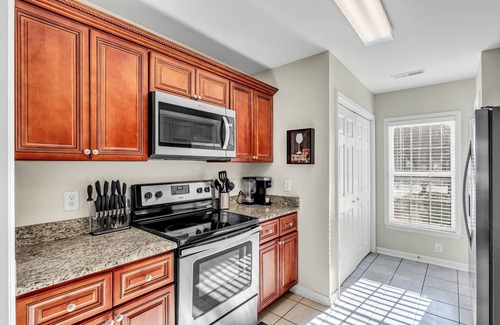 Winston - Salem Casa | Family Sized Home sleeps 12 w/ king bed, near hospitals huge fenced yard