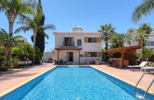 Pernera Villa | Espaciosa y lujosa villa de 3 dormitorios, gran piscina, gran parcela con capacidad para 6