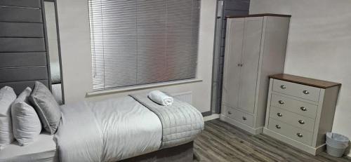 Wolverhampton Casa | Spacious Luxurious Serviced Accommodation 5
