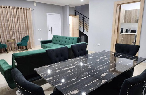Tema Casa | Spacious Luxury 3bed Hse in Tema - Netflix, Wi-fi