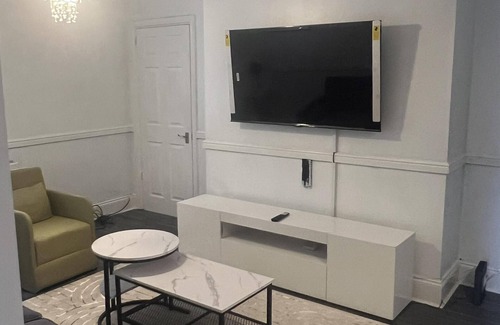 Tilbury Casa | Spacious Luxury 4 Bed House free parking and WiFi