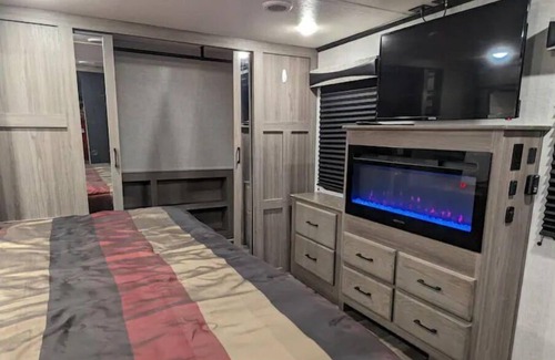 New Market Casa | Spacious Luxury 5th Wheel for 2