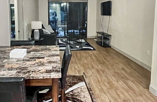 Uptown Condominio | Spacious Luxury Condo In Prime Location