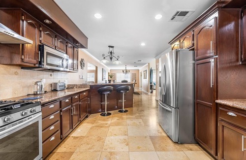 Downey Casa | Spacious Luxury Family Getaway Home, Downey