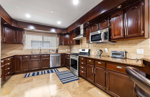 Downey Casa | Spacious Luxury Family Getaway Home, Downey