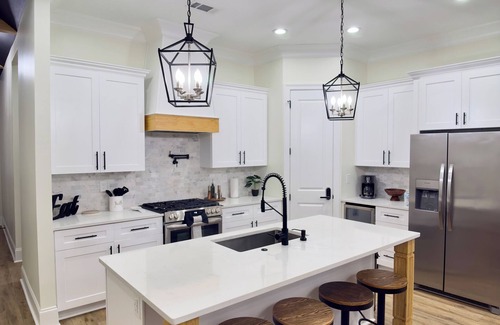 Kenner - Louis Armstrong International Airport Casa | Spacious Luxury Home - 10 Mins to New Orleans