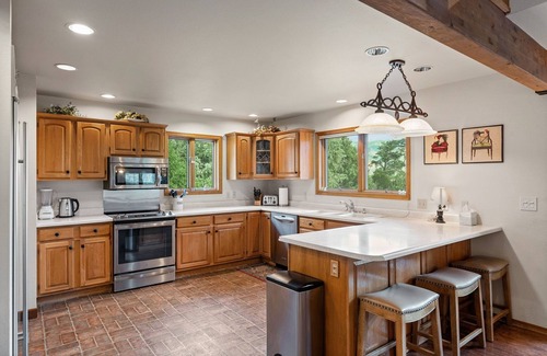 Hermosa Casa | Spacious Luxury Home Close to Downtown and Ski, Private Hot Tub, Amazing Views