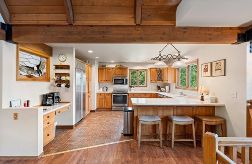 Hermosa Casa | Spacious Luxury Home Close to Downtown and Ski, Private Hot Tub, Amazing Views