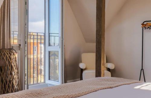Windsor Apartamento | Spacious Luxury Penthouse, 2BR, Private Parking