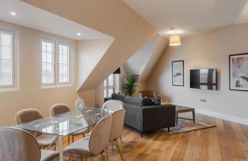 Windsor Apartamento | Spacious Luxury Penthouse, 2BR, Private Parking
