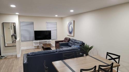 Clifton Casa | Spacious Luxury Stay Near Dulles Airport-IAD with Free Parkings