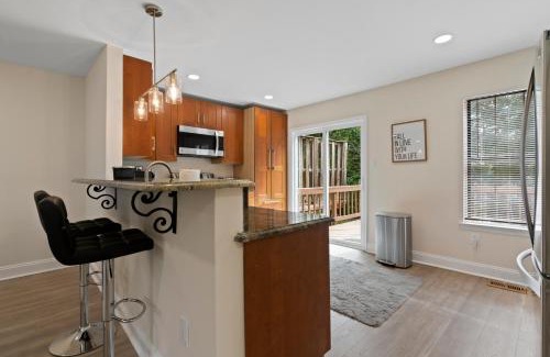 Clifton Casa | Spacious Luxury Stay Near Dulles Airport-IAD with Free Parkings