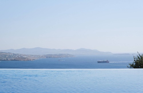 Krotiri Villa | La lujosa Villa Delion domina la bahía con impresionantes vistas día y noche.
