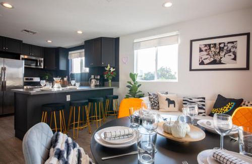 Los Angeles Villa | Spacious Luxury Villas in the heart of LA! Free parking and Jacuzzi