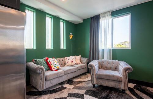 Los Angeles Villa | Spacious Luxury Villas in the heart of LA! Free parking and Jacuzzi