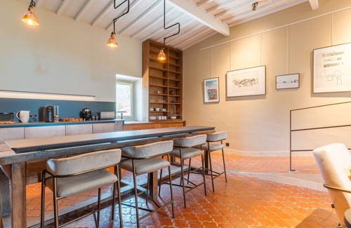 Chateauneuf-le-Rouge Apartamento | Spacious, modern loft in a château near Aix.