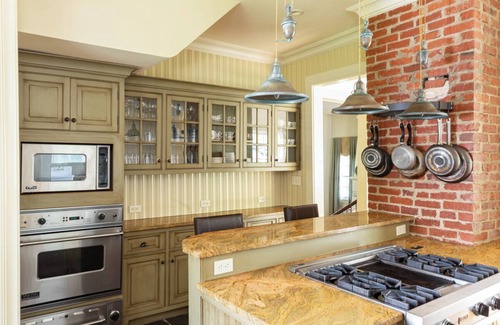 Hot Springs Casa | Spacious Manor 1.5 mi to Omni Homestead w/ Access to Hot Tub, Fitness Rm & Pool