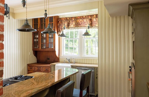 Hot Springs Casa | Spacious Manor 1.5 mi to Omni Homestead w/ Access to Hot Tub, Fitness Rm & Pool