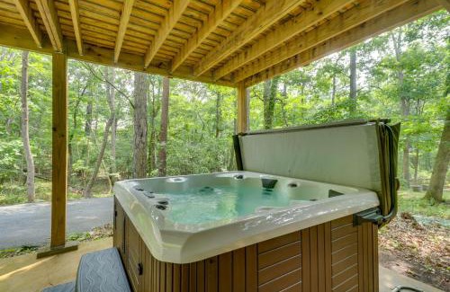 Massanutten Casa | Spacious Massanutten Retreat with Hot Tub and Games