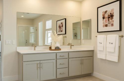 Peters Casa | Spacious Master Bedroom with Private Bath in Manteca Home